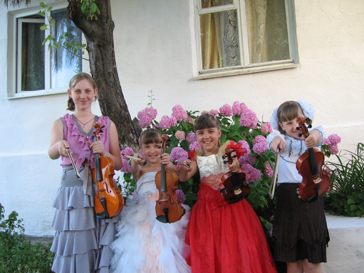 Юные скрипачки.Фото из архива семьи Мураевых